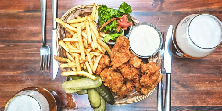 Dostanete 500g porci stripsů, 400 g hranolků a stejné množství zelného salátu. 