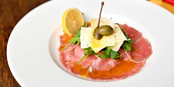 Další variantou je hovězí carpaccio nebo tuňákový tatarák.