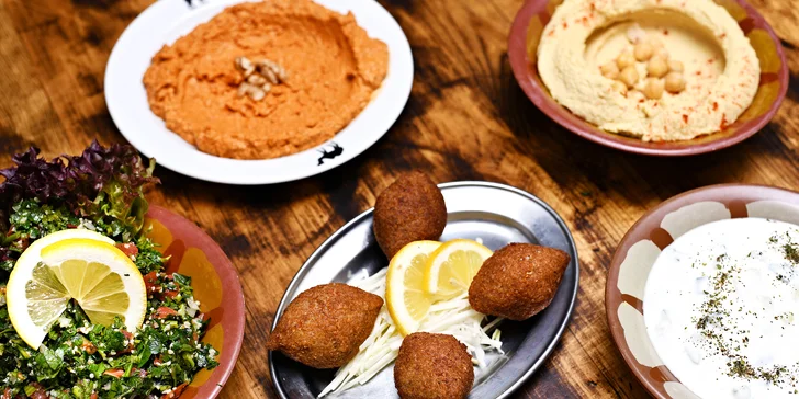 Základem jsou meze – tohle slovo označuje klasické složení oběda či večeře tvořené menšími teplými a studenými dobrotami.