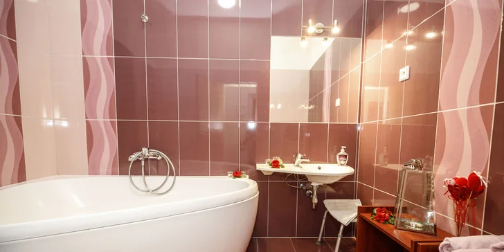 V rohové vaně si parádně zarelaxujete (v apartmánu). 