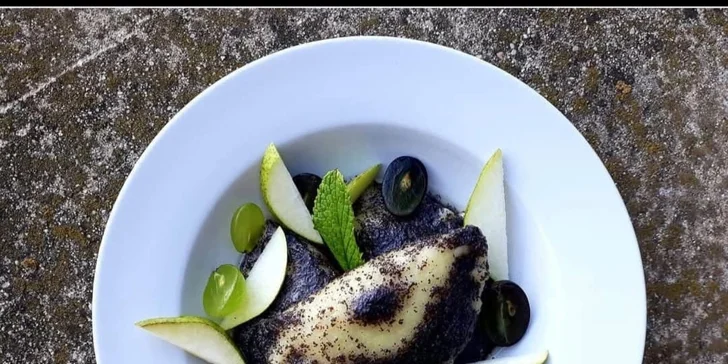 Menu snoubí moderní gastronomii s klasickými židovskými recepty.