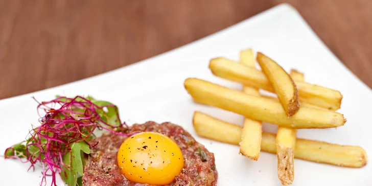 A co si dáte jako druhý chod? Třeba francouzský hovězí tartar s kapary a domácími hranolky?