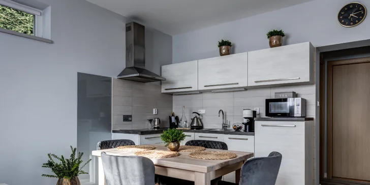 V obývací části apartmá View naleznete i dobře vybavený kuchyňský kout s kávovarem Nespresso a výběrem čajů od Sonentoru.