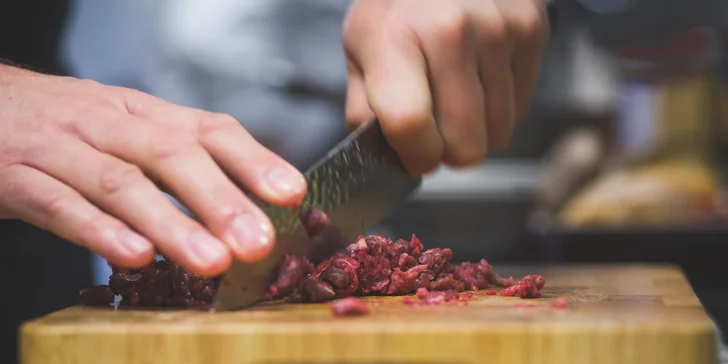 V uvolněné atmosféře Food Atelieru vás šéfkuchař David naučí připravit skvělý burger i s domácí bulkou a upečete také vlastní ciabattu a steak, ke kterému připravíte také BBQ omáčku.