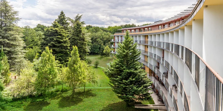 Hotel je obklopen pohorím Lőverek, takže budete čerpať energiu v nádhernom prírodnom prostredí.