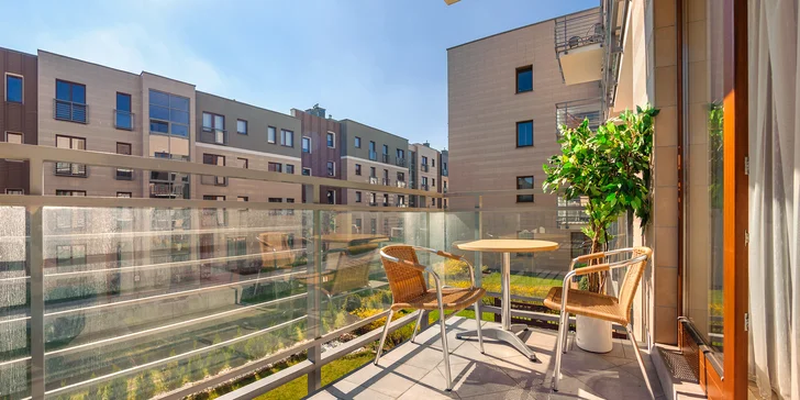 Součástí moderních apartmánů je i balkon s krásným výhledem.