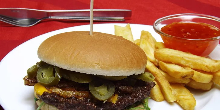 A ke každé porci samozřejmě dostanete také hranolky a omáčku.