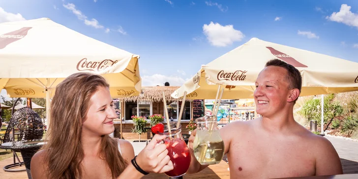 Nechte si namíchat svůj oblíbený drink přímo v bazénu. 
