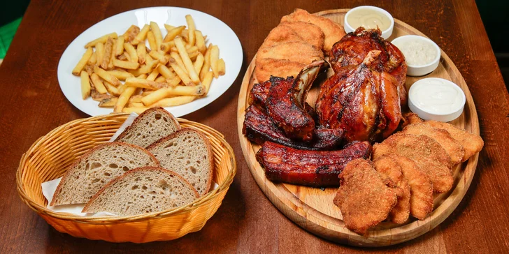 Téměř 2kg masové prkno s přílohami pro 2–4 osoby: řízky, koleno a žebra