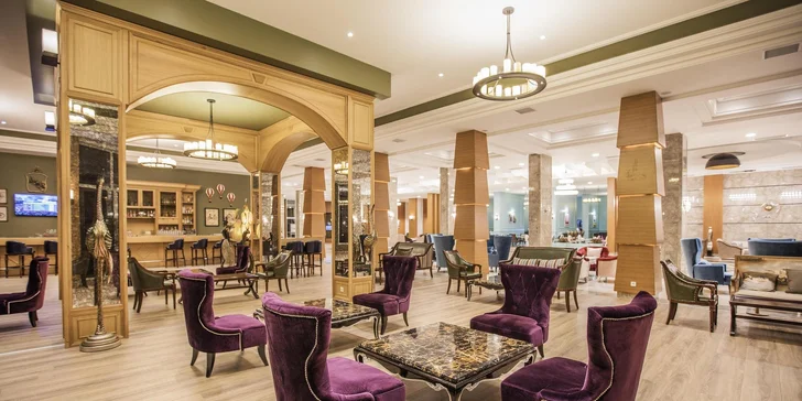 Hlavní restaurace funguje jako dějiště bohatých bufetů.