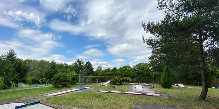 Bez časového omezení si tu užijete 2 minigolfová hřiště, která mají celkem 36 jamek. 
