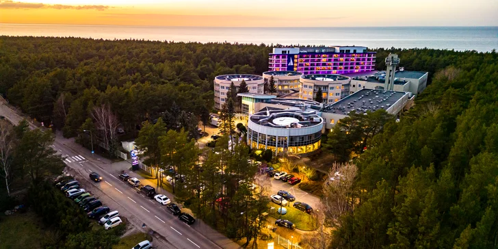 Hotel obklopuje les. Záruka pokojného prostredia.