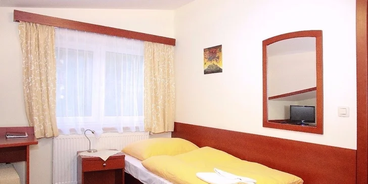 V moderných hotelových izbách kategórie LUX je samozrejmosťou TV, rádio, minibar, sociálne zariadenie so sprchovacím kútom.