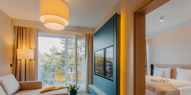 Apartmán tvorí oddelená obývacia izba a spálňa.
