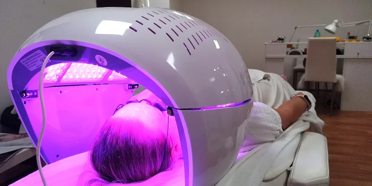 Fototerapie podpoří liftingový efekt masáže. 