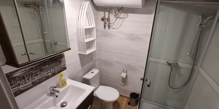 Samozrejmosťou je kúpeľňa so sprchovacím kútom a toaletou.