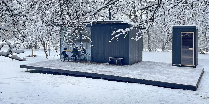Minimalistický tiny house uprostred prírody: súkromná sauna aj grilovací stôl
