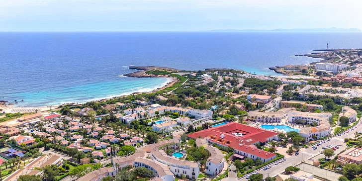 Ubytujete se ve 4* hotelu Sol Falcó Menorca, který se nachází cca 55 km od letiště.