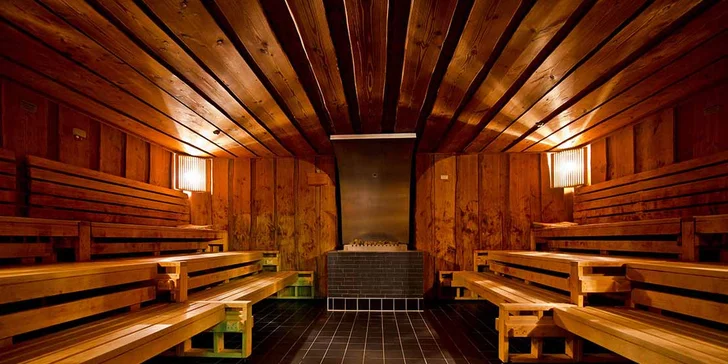 Kromě bazénu a jacuzzi je ve wellness také sauna.