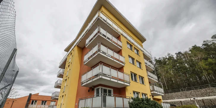 Hotel sa nachádza pri Choceradoch, 15 km od mesta Sázava.