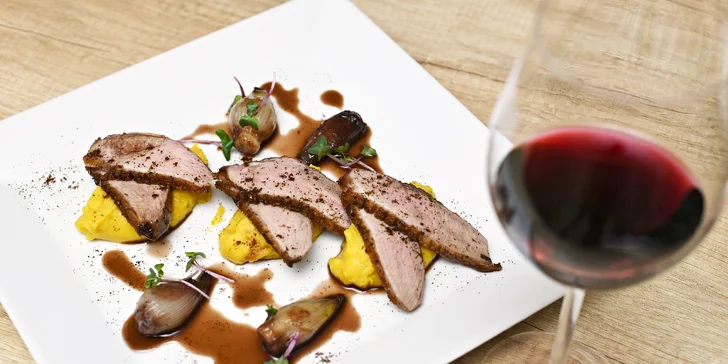 Vyrazte s někým blízkým na náměstí Míru a nechte si naservírovat degustační menu – vybrat si můžete ze dvou možností.
