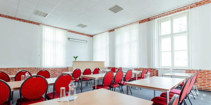 Zasadačku je možné využiť na rôzne oslavy, prezentácie a školenia.
