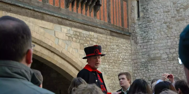 Vchod do Toweru i v dnešních dobách střeží Beefeater, věrný strážce, jehož podobu můžeme znát z oblíbeného alkoholického nápoje.