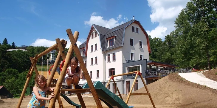 Vaše děti potěší venkovní hřiště.