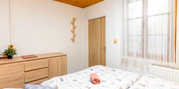 Ubytujete se v prostorném apartmánu v penzionu Na Hvězdě.