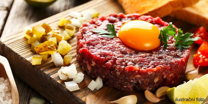 Tatarák ze zadního hovězího v moderní restauraci v centru Klatov