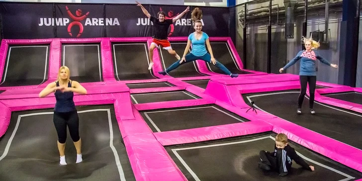 Jump Arena Zličín: hodina zábavy na trampolínách a nafukovacích atrakcích