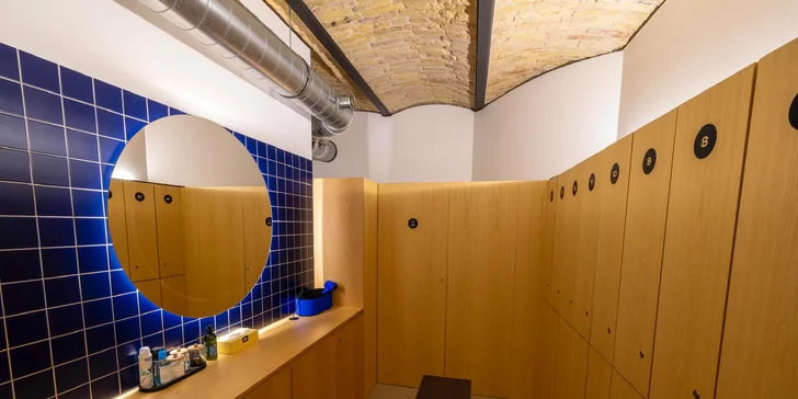 K dispozícii budete mať skrinky, kozmetiku značky L’Occitane a Dyson fén