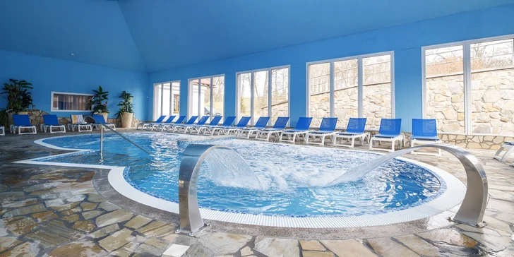 V ceně pobytu máte i neomezený relax ve vířivce, bazénu a dalších wellness zařízeních hotelu. 