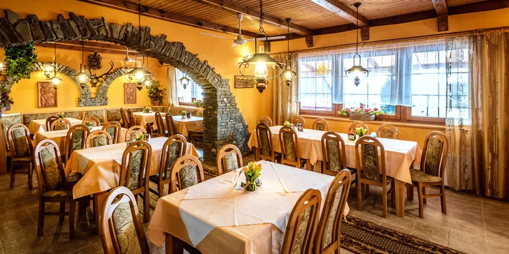 Snídaně i večeře se podávají v místní restauraci.