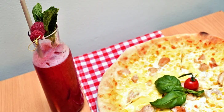 Křupavou pizzu o průměru 32 cm si vyberete z celé nabídky (13 druhů).