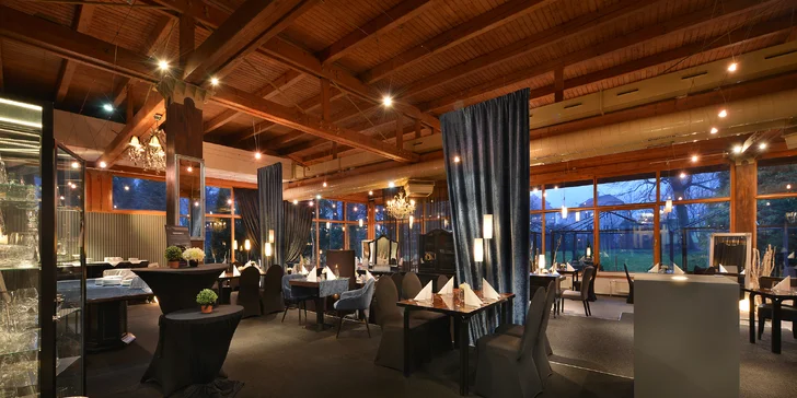 Hotelové restauraci vládně šéfkuchař Pavel Chalupa. 