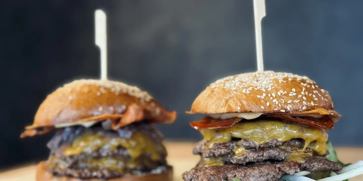 Hell burger je dochucen papričkami a dressingem habanero, chorizem, rukolou, nakládanými okurkami a smaženou cibulkou. 