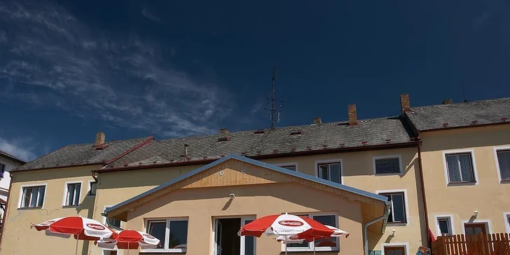Pobývat budete v Jezerním penzionu na Lipně.