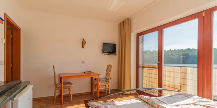 Väčšina apartmánov má útulnú terasu s výhľadom na rybník, exkluzívny mezonetový apartmán ponúka dokonca vlastné mólo.