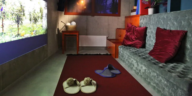 Nahlédnete i do probíhající výroby čokolády. 