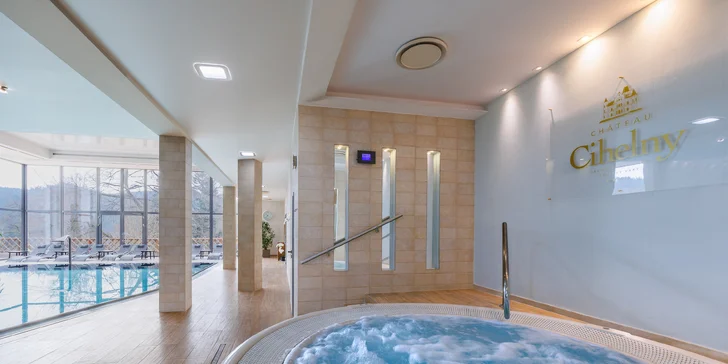 Vedle bazénu se nachází prostorný whirlpool, kde si můžete dopřát perličkovou koupel pro uvolnění svalů.