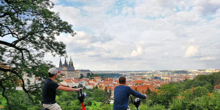 Samozřejmě vám tady půjčí i helmu. 