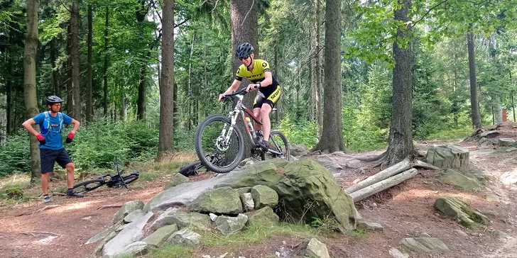 V sobotu ráno začnete kurz MTB rozcvičkou a nácvikem prvních technických prvků, které se dají vyzkoušet na rovince. Během víkendu si zkusíte od každého něco a zlepšíte se tak univerzálně.