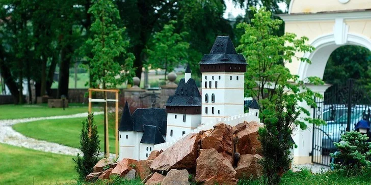 Čeká tu na vás prohlídka miniatur hradů a zámků. 