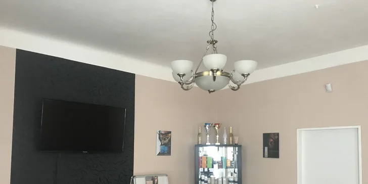Začnete koupelí v lázni, nebude chybět ani odstranění zrohovatělé kůže, úprava nehtů či peeling s masáží. 
