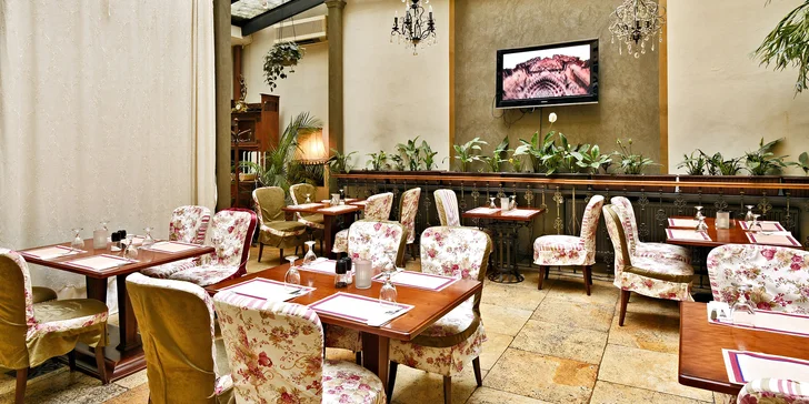 Restauraci najdete v Dlouhé ulici, hostinu tak můžete spojit s procházkou centrem Prahy.
