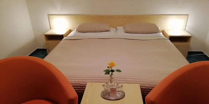V pokojích najdete satelitní TV, posezení a balkon.