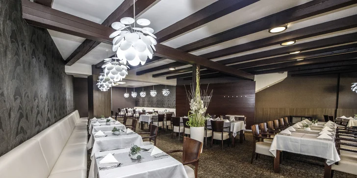 V restauraci Sladovna vaří české i mezinárodní pokrmy, za hezkého počasí funguje venkovní terasa. 