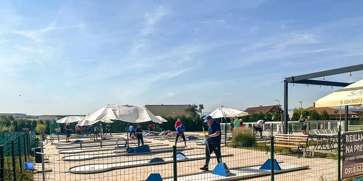 Zahrajte si minigolf, vyskúšajte curling alebo si vychutnajte korčuľovanie na umelej ľadovej ploche. 