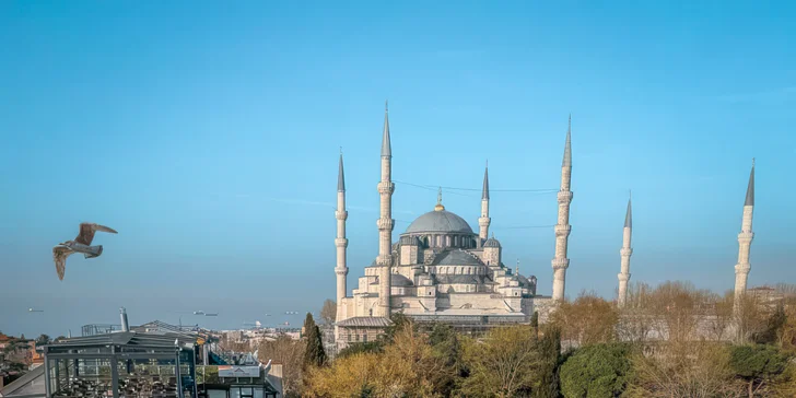 Jedním z gastro tipů je střešní restaurace Roof Mezze 360, ze které si užijete výhledy na celé město. 